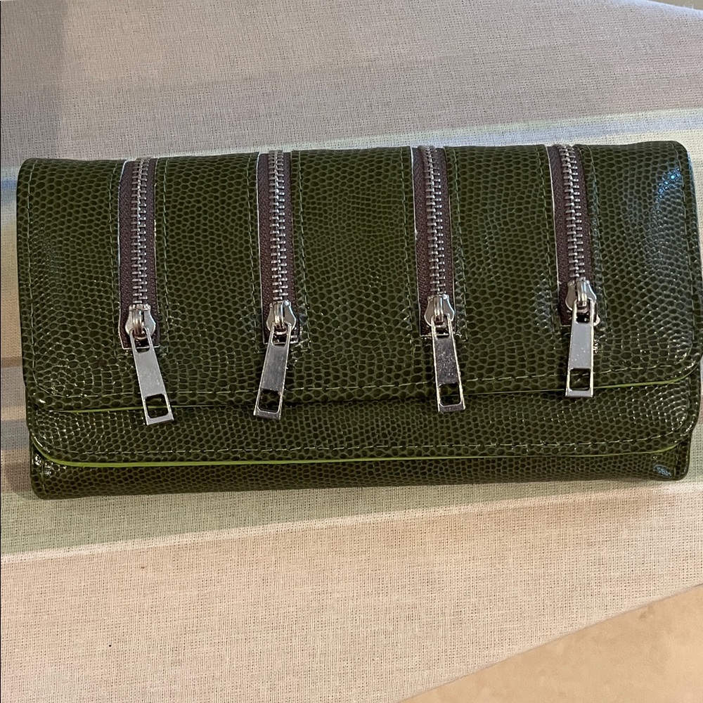 NWOT 2 Chic Green Wallet with Zipper Decorative Detail